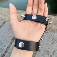 Bracelet de poignet en cuir à rivets argentés de style punk gothique, à pointe, avec dos en cuir, 20 cm, unisexe