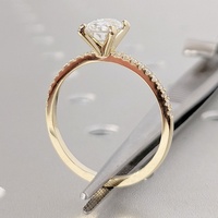 3CT Ovaler Schliff Maßgefertigter Vier-Krappen-Pavé-Solitär Labor-Gezüchteter Diamant-Verlobungsring 18K Massivgold IGI-Zertifiziert CVD/HPHT DEF-Farbe