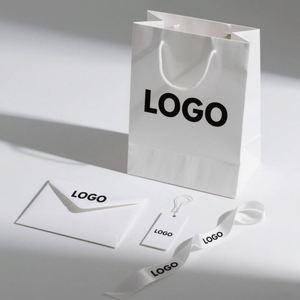 Sacs shopping en papier blanc personnalisés avec votre propre logo pour boutique de vêtements, magasin de cosmétiques, emballage de vente au détail - Product Image 1