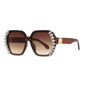 Lunettes Dilisha pour femmes, lunettes de soleil noires avec diamants, verres PC UV400, monture décorative tendance avec boîte - Product Image 2