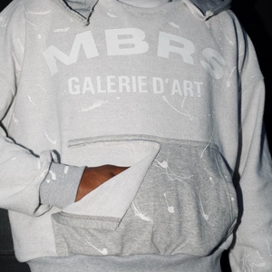 Fabricant de vêtements OEM ODM sur mesure : Sweat à capuche streetwear pour homme, effet vieilli, imprimé éclaboussures de peinture, coupe courte, avec poche graphique - Product Image 3