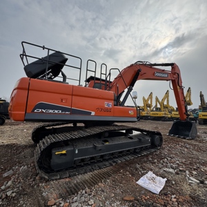 รถขุดตีนตะขาบ Doosan 300 มือสอง น้ำหนัก 30 ตัน เครื่องยนต์ DL08 แท้ ชั่วโมงการทำงานต่ำ ได้รับการรับรองมาตรฐาน CE สำหรับการส่งออก - Product Image 1