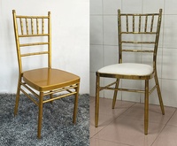 Chaise Chiavari en métal doré avec coussin blanc, empilable, pour mariage, banquet, événement, salle à manger, location pour fêtes
