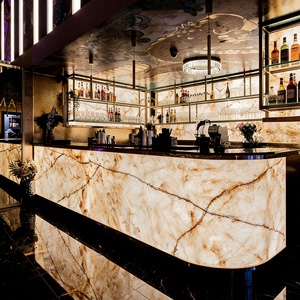 Bancone <span class=keywords><strong>Bar</strong></span> di Lusso Personalizzato in Marmo Onice Curvo Retroilluminato, Ecologico e Multifunzionale per Casa, Hotel e Club - Product Image 1