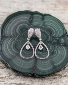 Boucles d'oreilles pendantes élégantes en forme de goutte d'eau avec diamants AD, bijoux de luxe pour mariage et mode féminine - Product Image 3