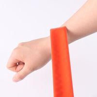 Bracelet réfléchissant en PVC haute visibilité avec logo personnalisé imprimé, bracelet à pression réfléchissant pour cadeaux publicitaires