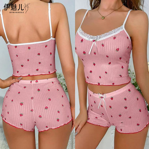 Nuevo conjunto de dos piezas con estampado de fresas, camisola estampada con textura acanalada y pantalones cortos con ribete de encaje. - Product Image 3