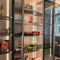 Vitrine de luxe moderne pour figurines d'anime, conception personnalisée en acrylique et verre avec éclairage LED pour la décoration de la maison