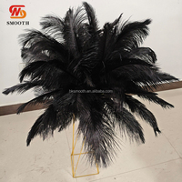 Plumes d'autruche artificielles blanches lisses en gros pour la décoration de centre de table de mariage