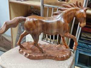 Statue de cheval en bois artisanale avec des sculptures de paons complexes et une figurine d'oiseau, sculpture animale traditionnelle du Rajasthan - Product Image 6