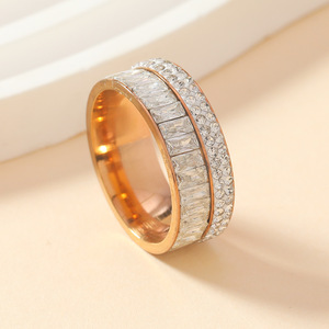 Anillo de Acero Inoxidable Chapado en Oro PVD al por Mayor |   Zirconia Rectangular de Lujo con Corte Rectangular, Completamente Pavimentada, Resistente al Agua e Hipoalergénica - Product Image 3