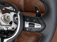 Volant en cuir pour BMW E87 Série 1 avec bordure noire et finition cousue pour le style intérieur de la voiture et les projets de remplacement