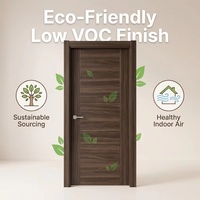 Porte intérieure en bois avec grain de bois foncé, bandes horizontales en argent incrusté, finition à faible teneur en COV, isolation acoustique durable, noyau en MDF