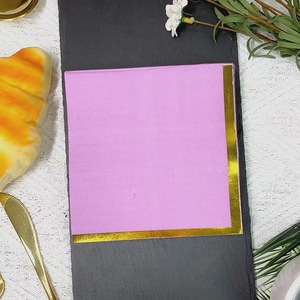 Serviettes carrées à bords dorés, serviettes en papier jetables haut de gamme pour hôtels, restaurants, célébrations et anniversaires. Vente en gros. - Product Image 3