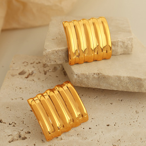 Boucles d'oreilles clous géométriques en acier inoxydable doré, motif carré ondulé, bijoux de mode - Product Image 2