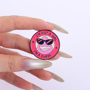 我不是女孩我是鲨鱼珐琅别针卡通电影怪物带太阳镜胸针珠宝礼品批发 - Product Image 4