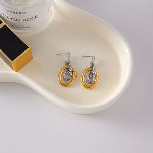 J&D Pendientes Minimalistas de Dos Tonos con Anillos Geométricos Apilables para Fiestas y Bailes - Product Image 5