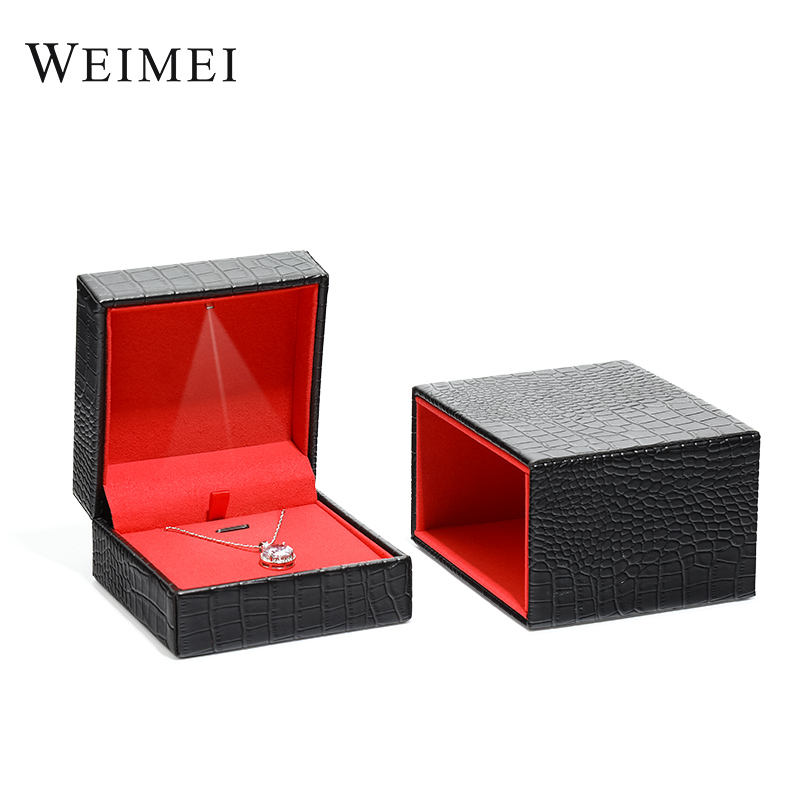 Boîte pendante menée