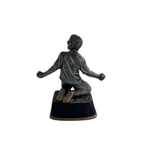 Trophée de football en résine personnalisé WeiVista, meilleur buteur, meilleur joueur, coupe de célébration, sculpture personnalisée peinte à la main, logo personnalisé - Product Image 3