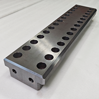 Pièces en acier 42CrMo4 usinées CNC robustes, support linéaire multi-trous, services de pièces de précision industrielle en Chine