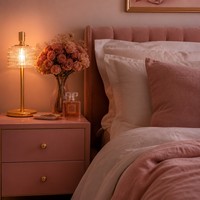 Table de chevet rose poudré à 2 tiroirs avec poignée dorée, style scandinave féminin, pieds coniques en chêne, rangement minimaliste pour chambre à coucher
