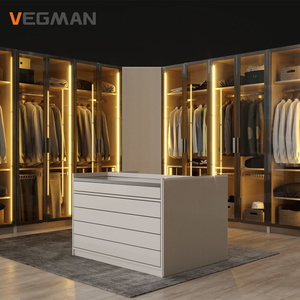 Französischer Bestseller L-förmiger maßgefertigter Kleiderschrank und Schrankinsel aus Glas und Holz für das Schlafzimmer - Product Image 1