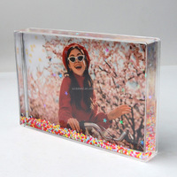 Cadre photo en acrylique transparent rempli de liquide Aqua Blox avec divers inserts de paillettes, idéal comme cadeau de festival ou décoration d'intérieur