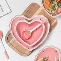 Vente en gros de nouveau bol en céramique à salade en forme de coeur 3D vaisselle personnalisée assiette à salade en porcelaine fraise bol à nouilles ensemble avec cuillère