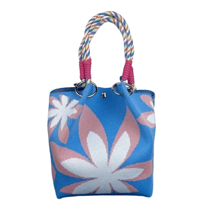 Bolso de mano de ganchillo mini personalizado para mujer, estilo casual, portátil, con dos correas, diseño estético lindo, con nudo en la muñeca y forma de corazón, abierto. - Product Image 1