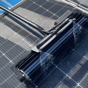 SUNNOVA N1 Asta Telescopica 10m, Strumento di Pulizia Fotovoltaica ad Alta Potenza 240W, per Pannelli Solari in Fibra di Carbonio, Larghezza 65cm, Uso a Secco/Con Acqua, 24V/28Ah - Product Image 1