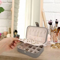 Boîte de rangement portable pour bijoux en gros avec crochets pour colliers, rouleaux à bagues et compartiments de rangement pour bijoux, idéale pour les cadeaux de voyage