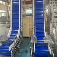 Convoyeur à bande en TPU de qualité alimentaire pour le transfert de chips et de produits de collation sur une ligne d'emballage automatisée