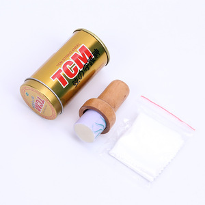 Limpiador de cuerdas de plástico TCM para guitarra e instrumentos de cuerda con aplicador de madera y paño de limpieza en lata dorada - Cuidado práctico - Product Image 1
