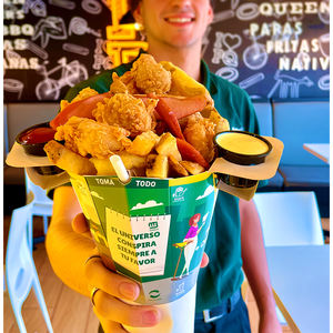 Nuevo y Moderno Contenedor 2 en 1 para Patatas Fritas y Hamburguesas de Pollo para Llevar, con Soporte Superior para una Mano y Divisor para Salsas, Ideal para QSR - Product Image 1