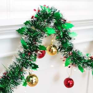 Guirnalda de Navidad Verde Oscuro con Bordes Blancos, Hojas Finamente Impresas, Bayas Rojas, Bolas de Navidad, Luces, Decoración para Fiestas Navideñas - Product Image 2