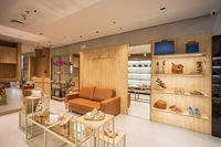 Présentoir à chaussures autoportant moderne pour magasin de chaussures, aménagement intérieur et agencement de vitrine