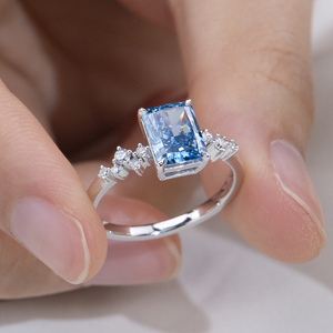 Anillo de compromiso MSR-2180 de oro de 18 quilates con diamante azul talla radiante y detalles de diamantes para mujer, estilo clásico - Product Image 4