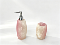 Ensemble d'accessoires de salle de bain en polyrésine à motif marbre onyx rose dégradé, comprenant un distributeur de savon liquide, un porte-brosse à dents et un gobelet, pour la vanité et le bain