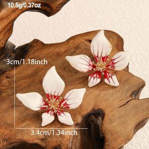 ต่างหูแบบติดหูทรงดอกไม้ห้ากลีบสีชมพูไล่เฉด ดีไซน์หวานหรูหรา สไตล์ยุโรปอเมริกัน ชุบทอง ผลิตจากโลหะผสมสังกะสี - Product Image 5