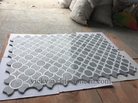 Mosaïque de marbre gris et blanc de luxe à motif circulaire découpé au jet d'eau pour crédence murale intérieure d'hôtel et de villa