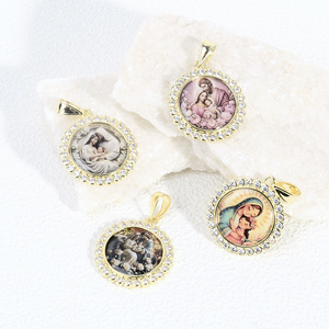 Colgante Chapado en Oro <span class=keywords><strong>de</strong></span> 14k con la Medalla <span class=keywords><strong>de</strong></span> la Virgen María, Niño Jesús y Sagrada Familia, Joyería Religiosa con Circonitas, Joyas para Mujer al por Mayor - Product Image 3