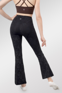 Leggings de sport et yoga personnalisés, sans couture, taille haute, effet push-up, légers, pour l'entraînement, OEM - Product Image 3