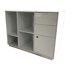 Armoire peinte en blanc avec 4 compartiments et 3 tiroirs Armoire de rangement spacieuse et fonctionnelle pour les magasins de centres commerciaux - Product Image 1