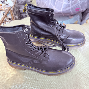 Chaussures d'occasion en cuir véritable de marque, chaussures Ukay de seconde main pour hommes ou femmes et chaussures de créateurs en gros 	   Chaussures d'occasion, bottes Martin - Product Image 3