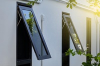 Fenêtre à auvent extérieur en aluminium résistant à la corrosion et à économie d'énergie pour bâtiment commercial