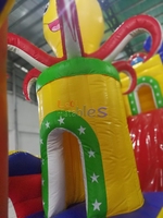 Aire de jeux gonflable géante et murs d'escalade pour enfants, thème océan, avec des motifs de souris, pieuvre, ballons, colonne, château, ours, canard et des motifs de dessins animés joyeux