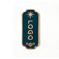 Plaque métallique personnalisée en relief, étiquette en alliage de zinc émaillé pour la décoration des emballages de boîtes cadeaux, logo personnalisé OEM, forme sur mesure