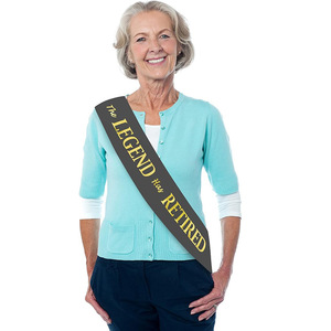Écharpe de retraite élégante noire et or avec motif « La Légende s'est retirée », pour femmes et hommes, idéale pour les fêtes de retraite - Product Image 2