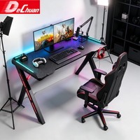 Bureau de jeu tendance à double écran avec cadre en forme de Z et éclairage d'ambiance latéral RGB
