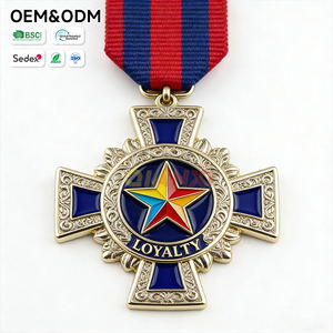 Medalla de Valor Personalizada con Corona de Laurel en Relieve, Acabado Plateado, Medallón Decorativo Superior con Cinta - Product Image 4